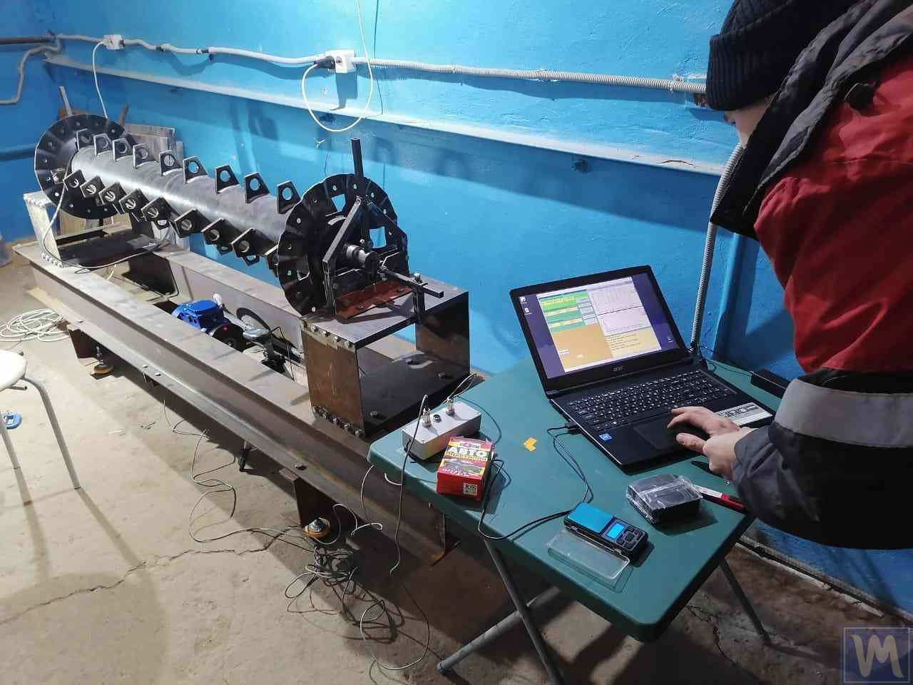 Vanem tasakaalustuspink, mida täiustatakse kaasaegse Balanset-1A OEM mõõtesüsteemiga.